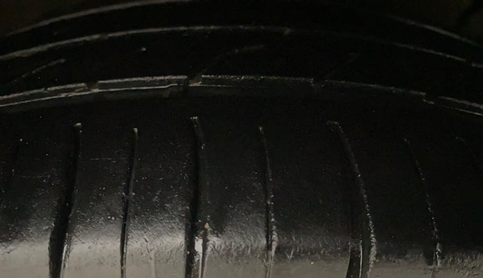 2013 Maruti Ertiga ZXI, Petrol, Manual, 70,324 km, Right Front Tyre Tread