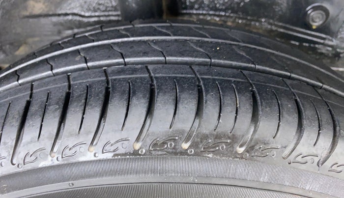 2014 Toyota Etios Liva G, Petrol, Manual, 62,661 km, Right Rear Tyre Tread