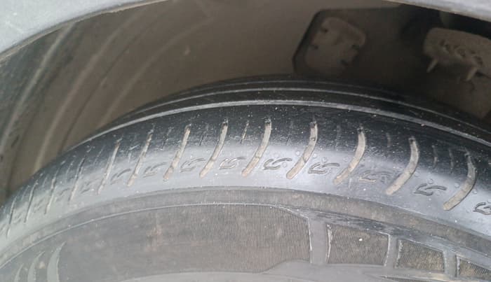 2022 KIA CARENS PRESTIGE PLUS 1.5 DIESEL 7 STR, Diesel, Manual, 1,27,075 km, Left Front Tyre Tread
