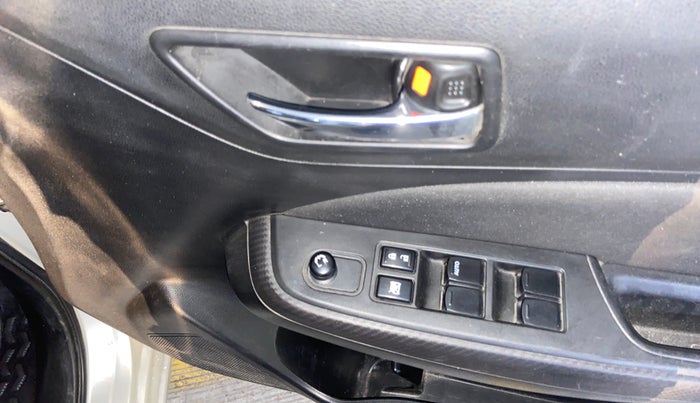 2021 Maruti Swift VXI, Petrol, Manual, 34,844 km, Driver Side Door Panels Control