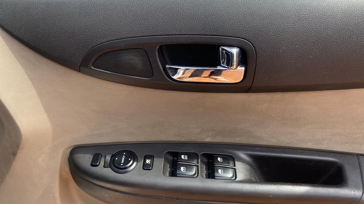 2013 Hyundai i20 ASTA 1.4 CRDI, Diesel, Manual, 1,06,081 km, Driver Side Door Panels Control