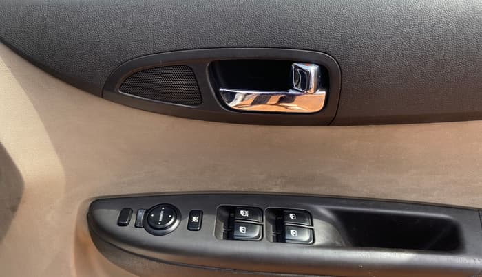 2013 Hyundai i20 ASTA 1.4 CRDI, Diesel, Manual, 1,06,044 km, Driver Side Door Panels Control