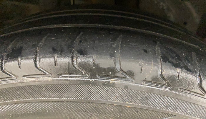 2017 Ford New Figo TREND 1.2 PETROL, Petrol, Manual, 1,00,922 km, Right Front Tyre Tread