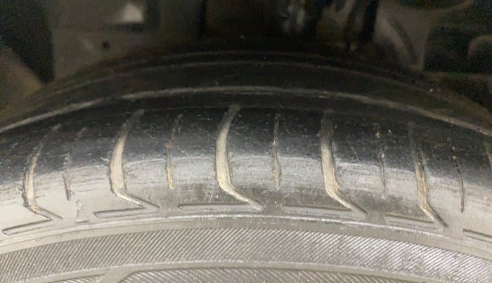 2017 Ford New Figo TREND 1.2 PETROL, Petrol, Manual, 1,00,922 km, Left Front Tyre Tread