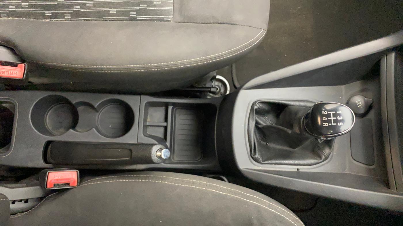 2017 Ford New Figo TREND 1.2 PETROL, Petrol, Manual, 1,00,958 km, Gear Lever