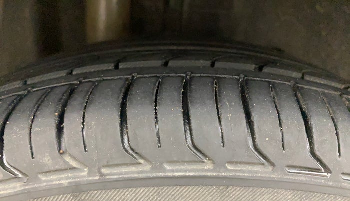 2017 Ford New Figo TREND 1.2 PETROL, Petrol, Manual, 1,00,922 km, Right Rear Tyre Tread