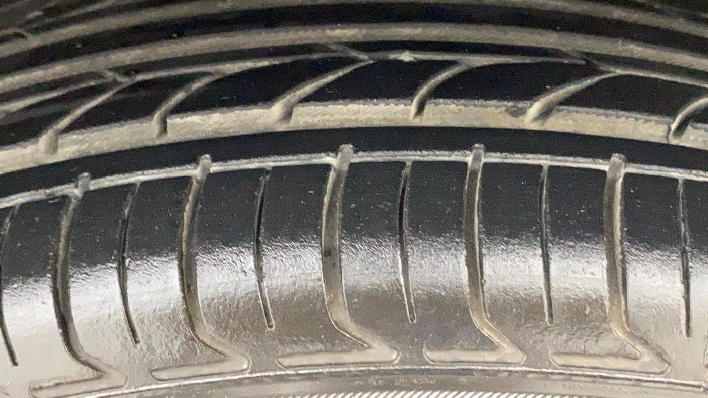 2016 Tata Tiago XZ PETROL, Petrol, Manual, 1,21,915 km, Right Front Tyre Tread