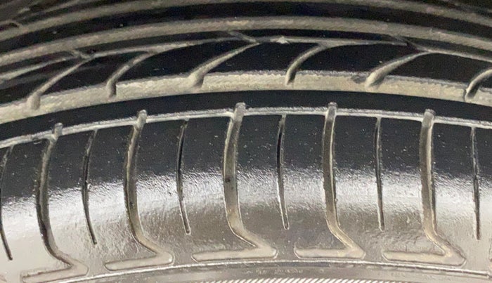 2016 Tata Tiago XZ PETROL, Petrol, Manual, 1,21,915 km, Right Front Tyre Tread