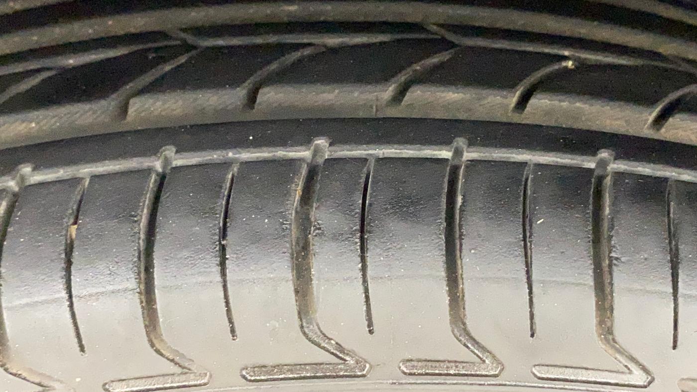 2016 Tata Tiago XZ PETROL, Petrol, Manual, 1,21,915 km, Left Front Tyre Tread