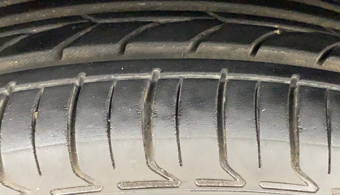 2016 Tata Tiago XZ PETROL, Petrol, Manual, 1,21,915 km, Left Front Tyre Tread