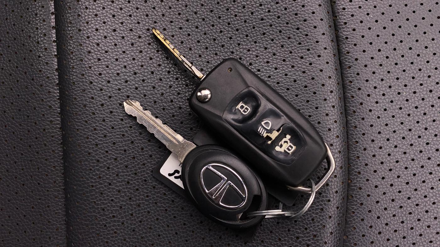2016 Tata Tiago XZ PETROL, Petrol, Manual, 1,21,915 km, Key Close Up