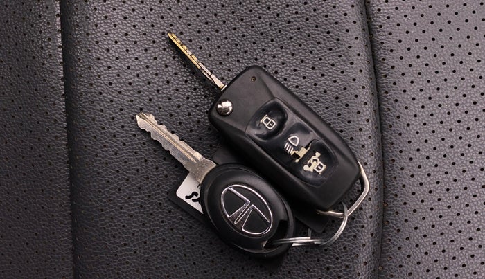 2016 Tata Tiago XZ PETROL, Petrol, Manual, 1,21,915 km, Key Close Up