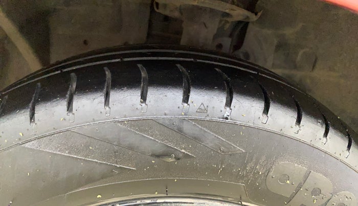 2015 Ford Figo Aspire TITANIUM 1.2 PETROL, Petrol, Manual, 87,026 km, Left Front Tyre Tread