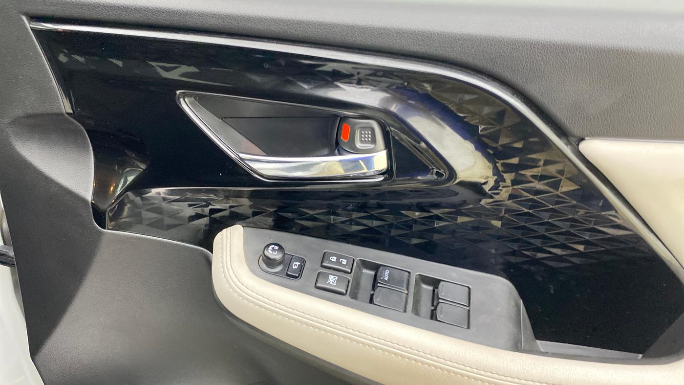 2025 Maruti Victoris Zxi Plus (O) 1.5 MT, Petrol, Manual, 6,546 km, Driver Side Door Panels Control