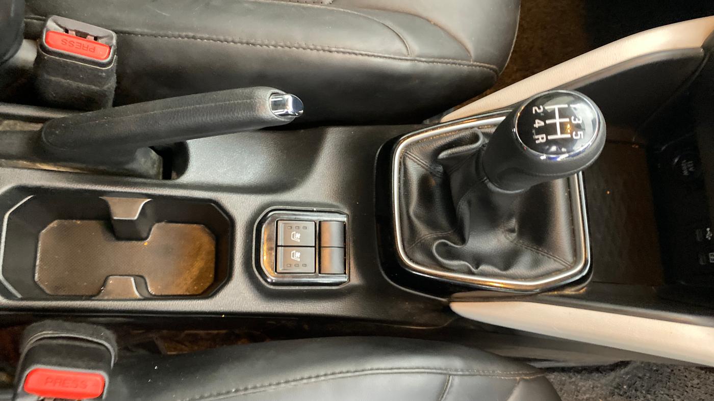 2025 Maruti Victoris Zxi Plus (O) 1.5 MT, Petrol, Manual, 6,546 km, Gear Lever