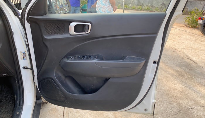 2021 Hyundai VENUE S 1.2, Petrol, Manual, 75,315 km, Driver Side Door Panels Control