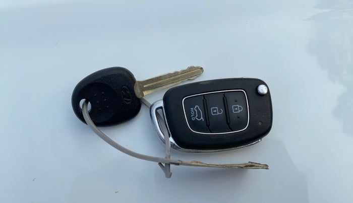 2021 Hyundai VENUE S 1.2, Petrol, Manual, 75,315 km, Key Close Up