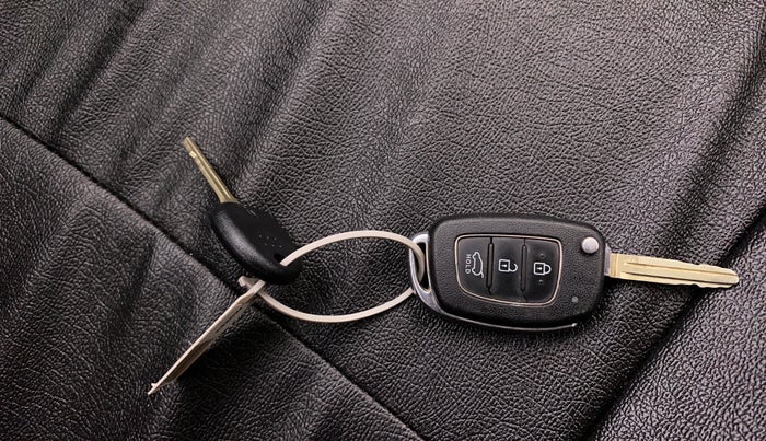 2023 Hyundai VENUE S(O) 1.2, Petrol, Manual, 75,498 km, Key Close Up