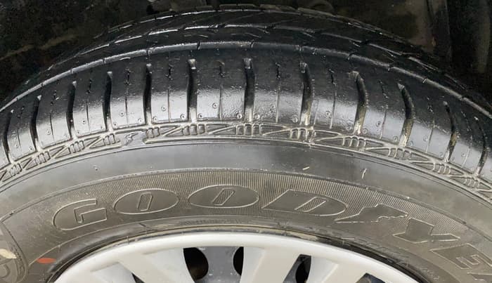 2015 Maruti Swift Dzire VXI, Petrol, Manual, 31,519 km, Right Front Tyre Tread