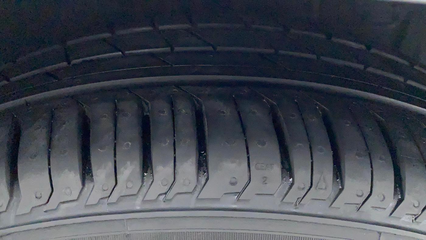 2017 Toyota Etios V, Petrol, Manual, 74,137 km, Left Front Tyre Tread