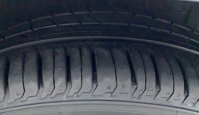 2017 Toyota Etios V, Petrol, Manual, 74,137 km, Left Front Tyre Tread