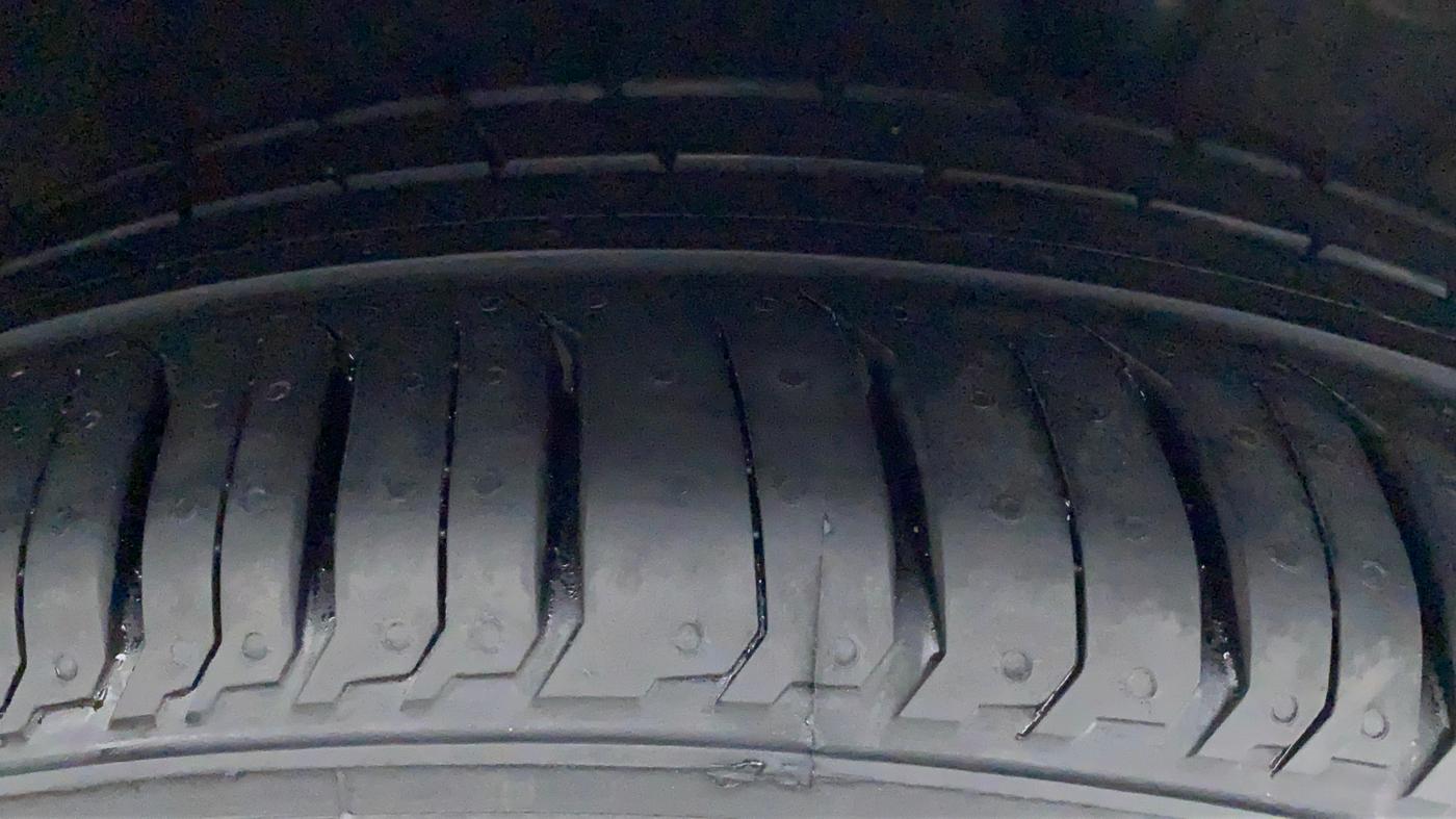2017 Toyota Etios V, Petrol, Manual, 74,137 km, Right Rear Tyre Tread