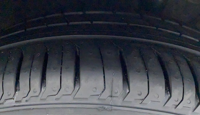 2017 Toyota Etios V, Petrol, Manual, 74,137 km, Right Rear Tyre Tread