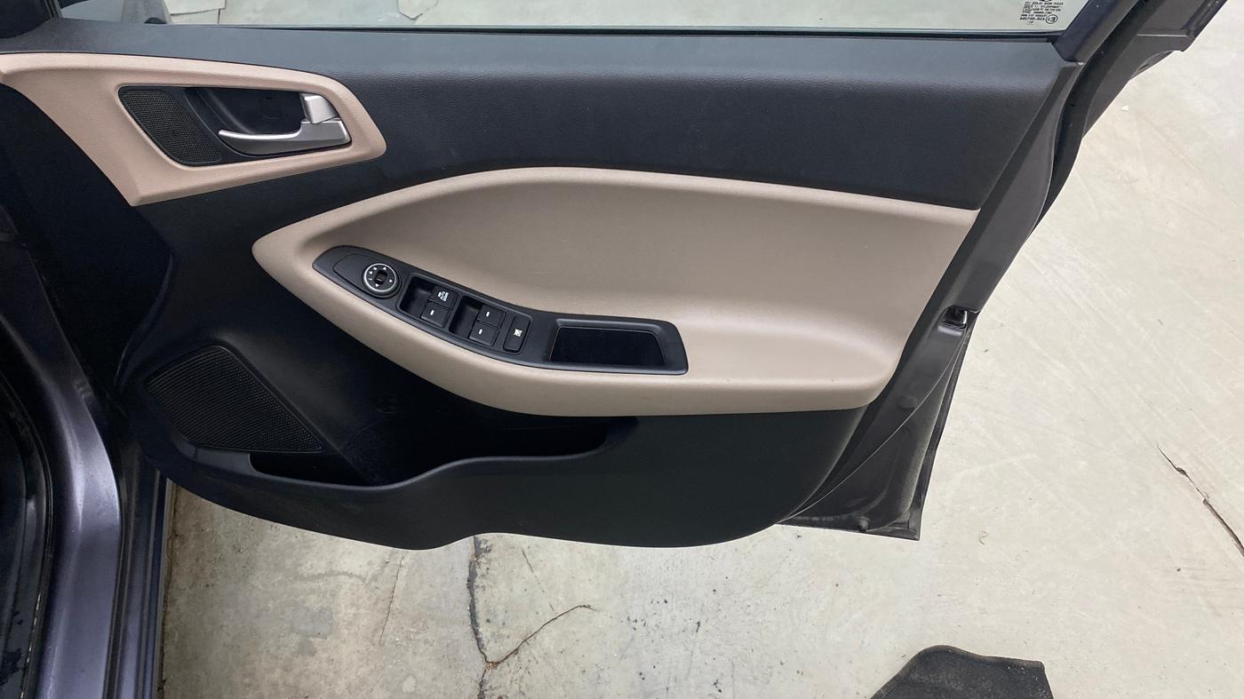 2020 Hyundai Elite i20 MAGNA PLUS 1.2, Petrol, Manual, 83,146 km, Driver Side Door Panels Control