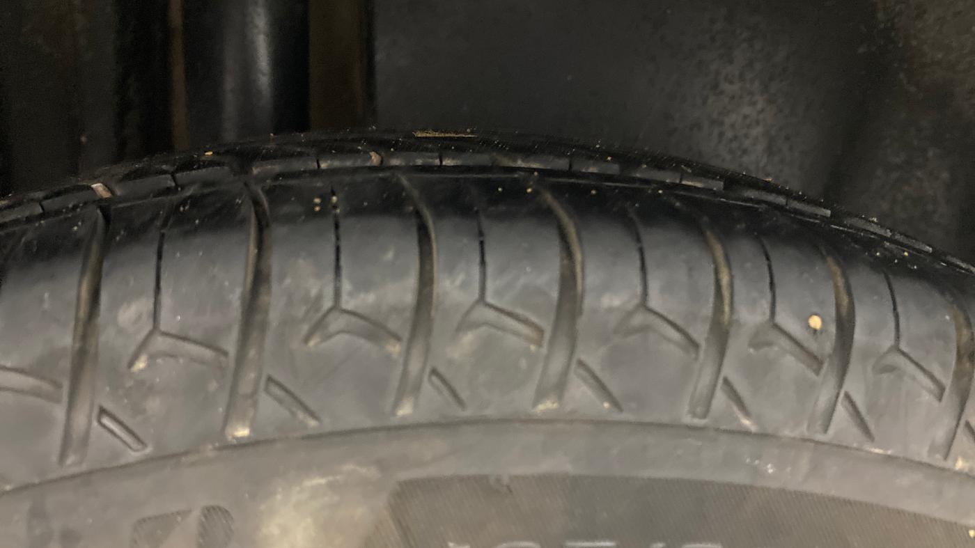 2015 Maruti Swift Dzire VXI, Petrol, Manual, 74,087 km, Right Front Tyre Tread