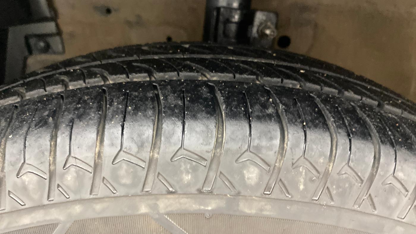 2015 Maruti Swift Dzire VXI, Petrol, Manual, 74,087 km, Left Front Tyre Tread