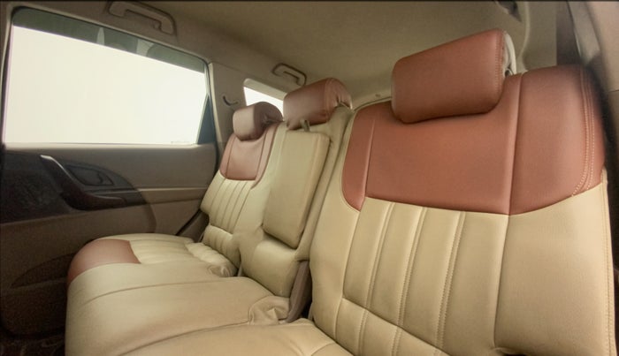2014 Mahindra XUV500 W4, Diesel, Manual, 68,922 km, Right Side Rear Door Cabin