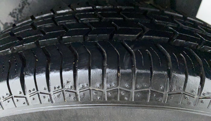 2017 Maruti Swift VXI D, Petrol, Manual, 27,063 km, Left Rear Tyre Tread