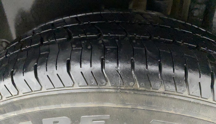 2013 Maruti Swift VXI, Petrol, Manual, 60,788 km, Left Rear Tyre Tread