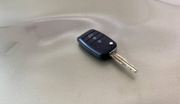 2020 KIA SONET HTK PLUS 1.0 IMT, Petrol, Manual, 94,904 km, Key Close Up