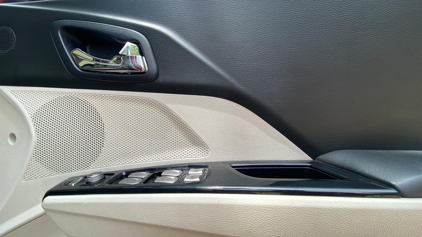 2019 Mahindra XUV300 W8 1.5 DIESEL AMT, Diesel, Automatic, 1,02,026 km, Driver Side Door Panels Control