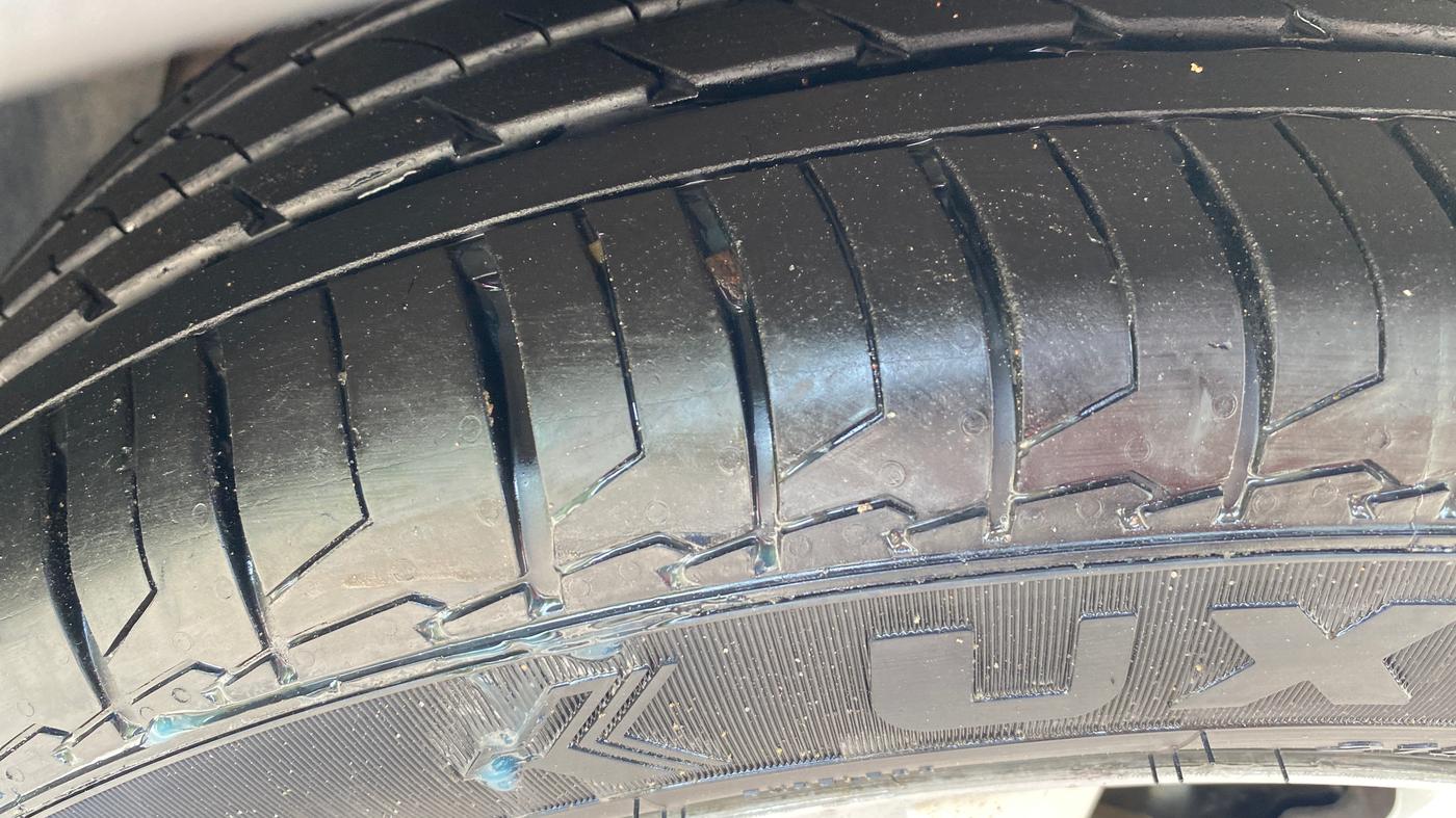 2019 Mahindra XUV300 W8 1.5 DIESEL AMT, Diesel, Automatic, 1,02,026 km, Right Front Tyre Tread