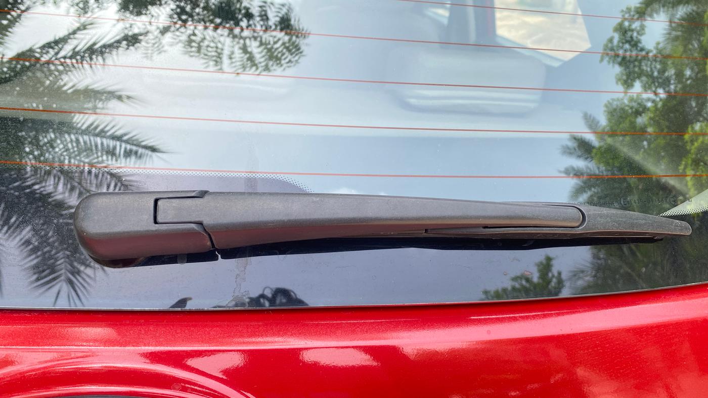 2019 Mahindra XUV300 W8 1.5 DIESEL AMT, Diesel, Automatic, 1,02,026 km, Rear Wiper