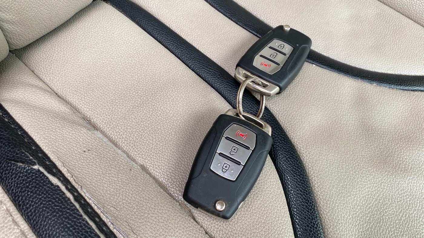 2019 Mahindra XUV300 W8 1.5 DIESEL AMT, Diesel, Automatic, 1,02,026 km, Key Close Up