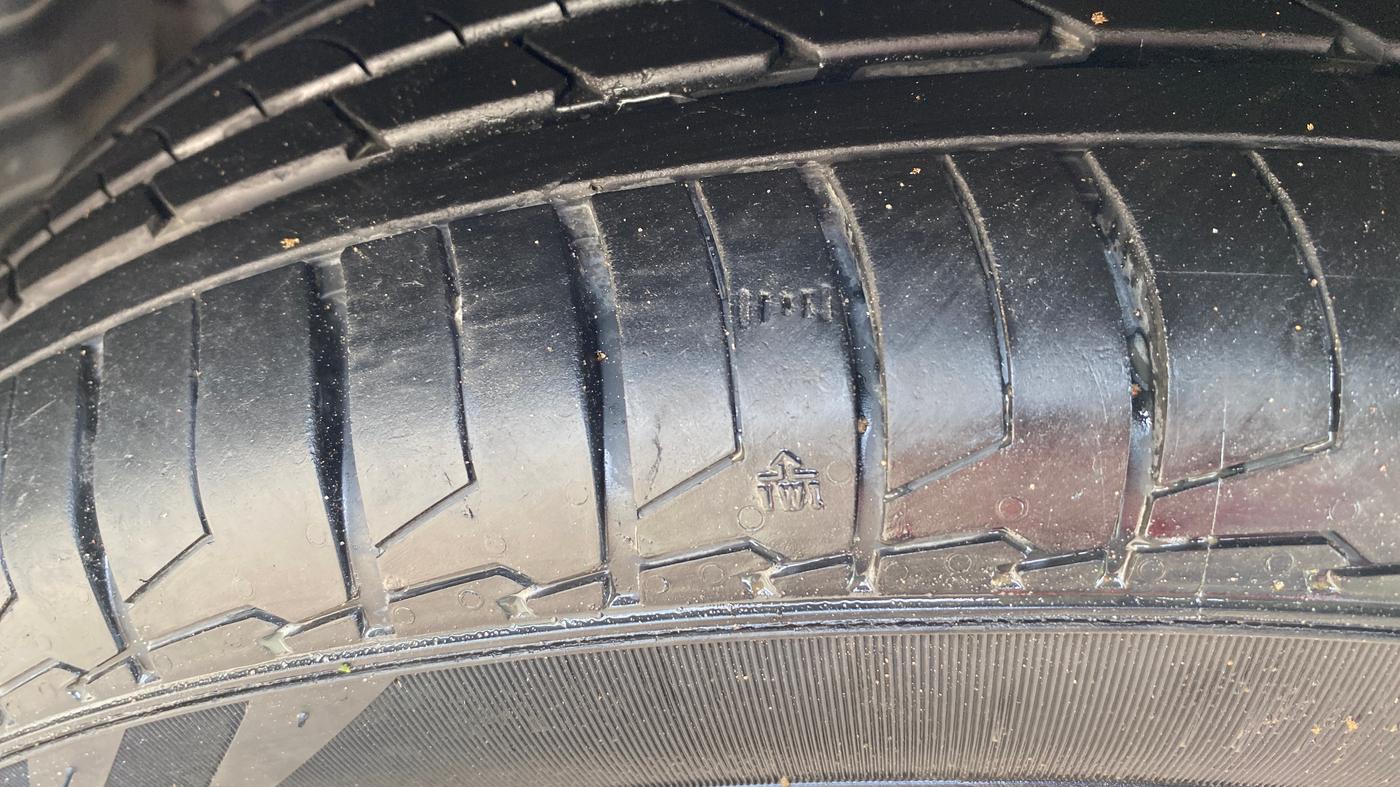 2019 Mahindra XUV300 W8 1.5 DIESEL AMT, Diesel, Automatic, 1,02,026 km, Left Front Tyre Tread