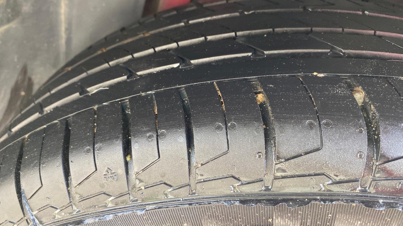 2019 Mahindra XUV300 W8 1.5 DIESEL AMT, Diesel, Automatic, 1,02,026 km, Left Rear Tyre Tread