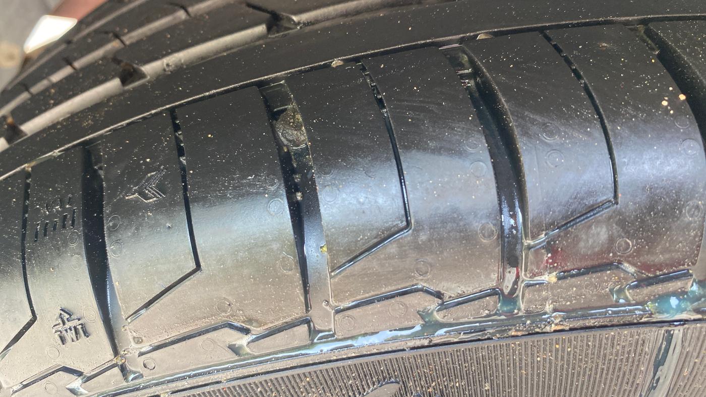 2019 Mahindra XUV300 W8 1.5 DIESEL AMT, Diesel, Automatic, 1,02,026 km, Right Rear Tyre Tread