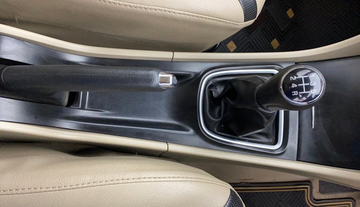 2016 Maruti Ciaz ZXI, Petrol, Manual, 49,976 km, Gear Lever