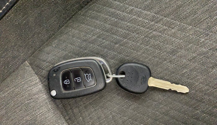 2020 Hyundai VENUE SX 1.0 TURBO IMT, Petrol, Manual, 71,988 km, Key Close Up