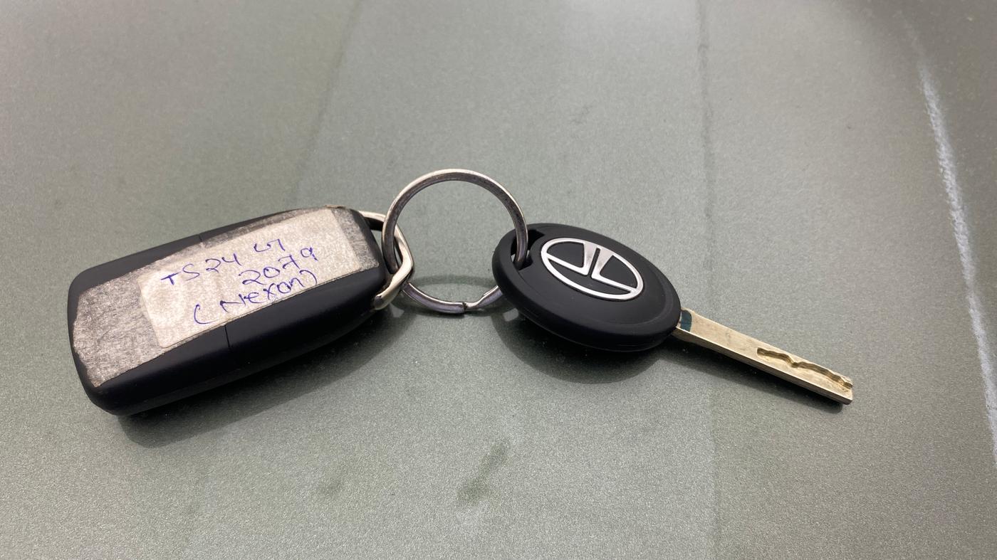 2022 Tata NEXON XM PETROL, Petrol, Manual, 1,47,104 km, Key Close Up