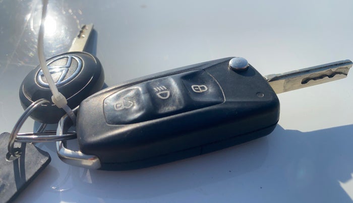 2022 Tata Tiago XT (O) PETROL, Petrol, Manual, 30,136 km, Key Close Up