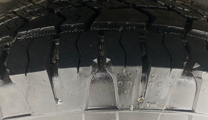 2017 Tata Hexa XTA 4X2 7 STR, Diesel, Automatic, 83,914 km, Right Rear Tyre Tread