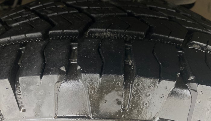 2017 Tata Hexa XTA 4X2 7 STR, Diesel, Automatic, 83,914 km, Right Front Tyre Tread