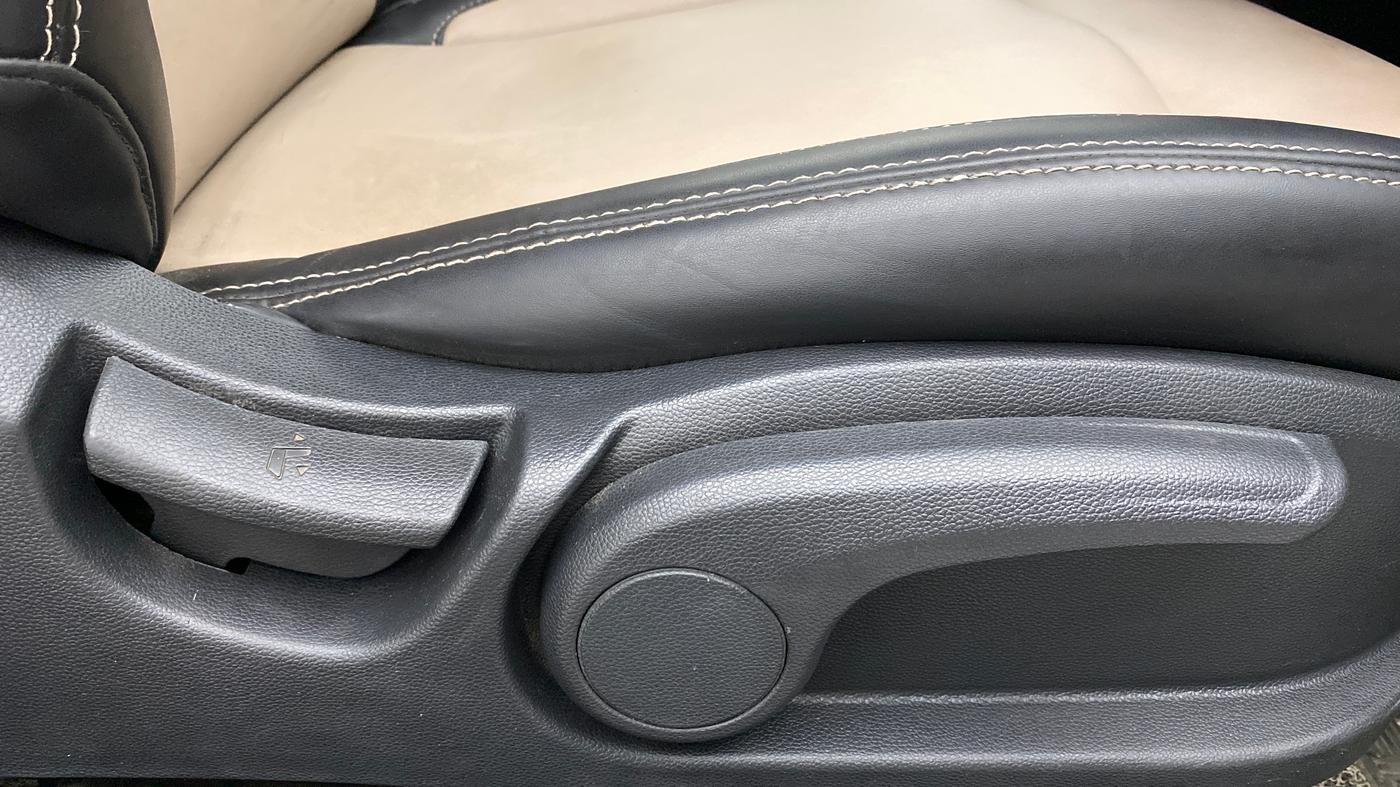 2019 Hyundai Elite i20 SPORTZ PLUS 1.2, Petrol, Manual, 67,449 km, Driver Side Adjustment Panel