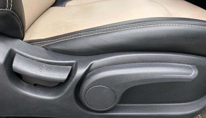 2019 Hyundai Elite i20 SPORTZ PLUS 1.2, Petrol, Manual, 67,449 km, Driver Side Adjustment Panel