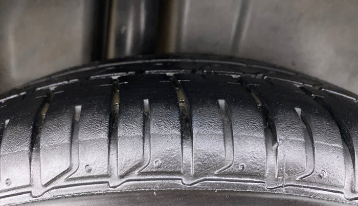 2015 Maruti Ciaz ZXI AMT, Petrol, Automatic, 90,118 km, Right Rear Tyre Tread